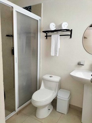 Standaard kamer, balkon, uitzicht op stad | Badkamer