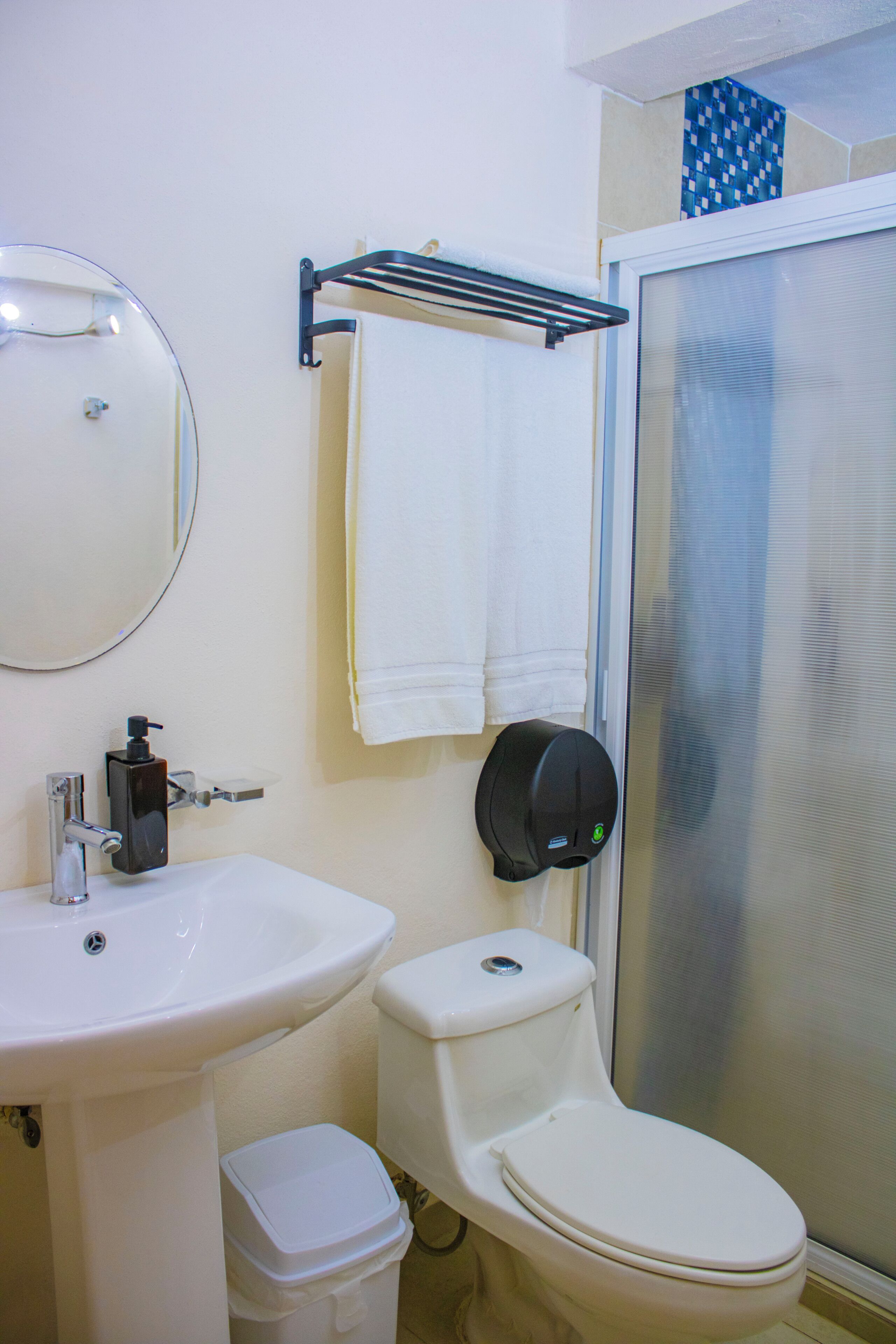 Une salle de bain équipée d’un lavabo, de toilettes et d’un espace douche.
