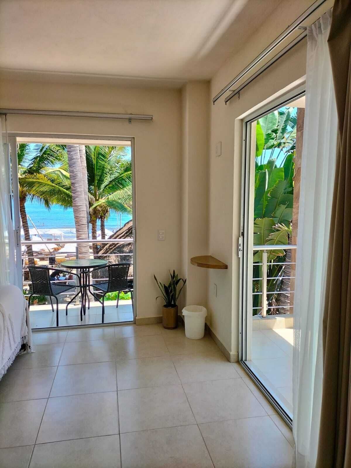 Habitación cuádruple estándar, balcón, vista al océano | Interior