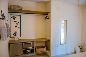 Habitación estándar, balcón, vista a la ciudad | Interior