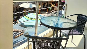 Habitación tradicional, balcón, vista a la ciudad | Terraza o patio