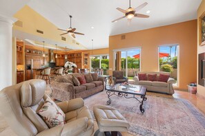 Tv, eldstad och böcker