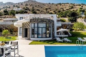A modern house with a pool, a stone facade, and a view of a hilly landscape. - Seaview Villa Private Pool & BBQ, 1km from Elounda (Schisma Eloundas)