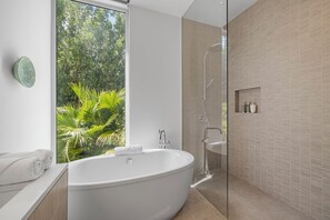 Shower, hair dryer, towels, soap - 4bdrm Luxury Canal-Front Villa in Leeward  Private Dock Pool Paradise (Leeward Settlement)