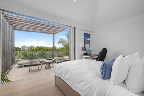 4 bedrooms, iron/ironing board, WiFi, bed sheets - 4bdrm Luxury Canal-Front Villa in Leeward  Private Dock Pool Paradise (Leeward Settlement)