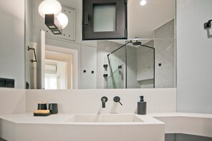 Shower, hair dryer, towels, soap - Maison Kolonaki – Timeless Athenian Elegance (Athina)