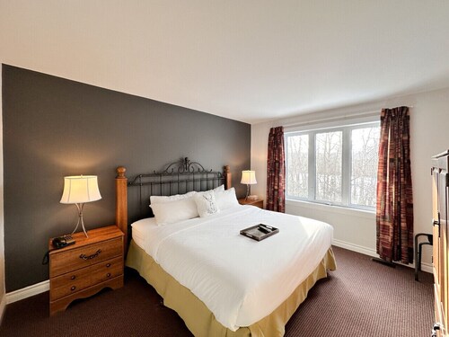 Modern Golf Retreat/Ski hill view 10 minutes to Blue mountain, many other hills nearby/Scandinave Spa 6 min /Pool access available