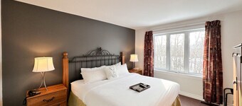 Modern Golf Retreat/Ski hill view 10 minutes to Blue mountain, many other hills nearby/Scandinave Spa 6 min /Pool access available