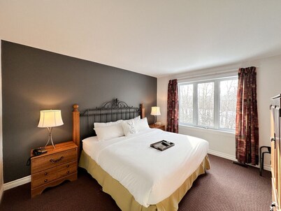Modern Golf Retreat/Ski hill view 10 minutes to Blue mountain, many other hills nearby/Scandinave Spa 6 min /Pool access available
