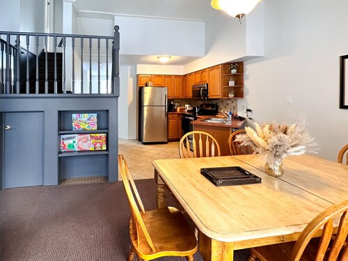 Modern Golf Retreat/Ski hill view 10 minutes to Blue mountain, many other hills nearby/Scandinave Spa 6 min /Pool access available