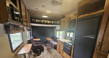 Midsize Camper•Sleeps 4•cornhole•Backyard•Parking•A/C