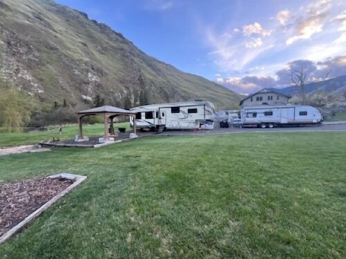 Midsize Camper•Sleeps 4•cornhole•Backyard•Parking•A/C