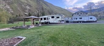 Midsize Camper•Sleeps 4•cornhole•Backyard•Parking•A/C