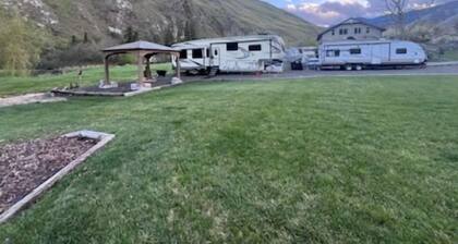Midsize Camper•Sleeps 4•cornhole•Backyard•Parking•A/C