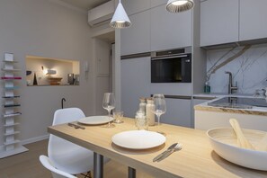 Fridge, microwave, oven, stovetop - One-bedroom apartment on the first floor in the heart of Brera, Milan’s artistic and bohemian district. A strategic location just steps from the Pinacoteca di Brera, La Scala Theatre, and Castello Sforzesco.An elegant apartment offering all modern comf (Milan)