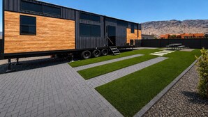 Un edificio moderno con tetto piatto, ampie finestre e ingresso spianato.