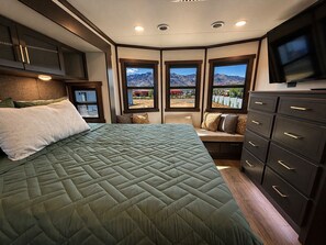 3 bedrooms, desk, iron/ironing board, free WiFi - Scenic Mountain View RV - Peaceful Getaway (Laveen)