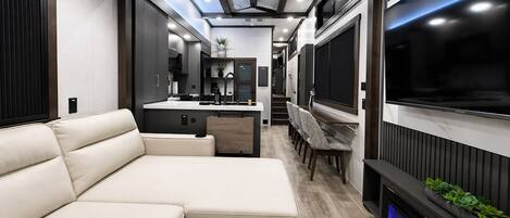 Smart TV, fireplace