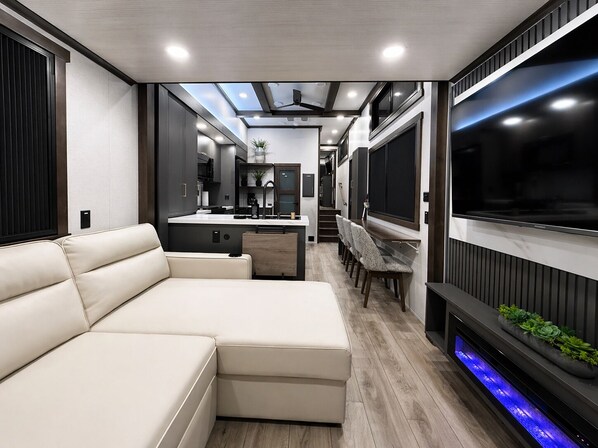 Smart TV, fireplace