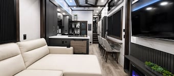 Scenic Mountain View RV - Peaceful Getaway