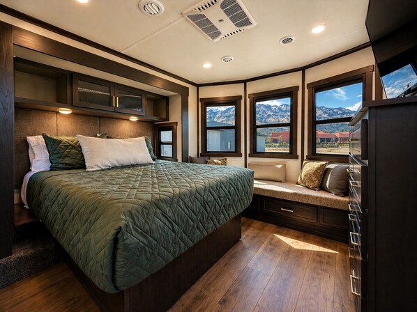 3 bedrooms, desk, iron/ironing board, free WiFi