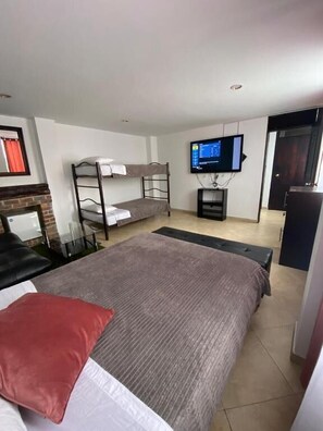 Quarto quádruplo família, vista para a cidade