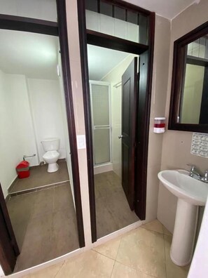Quarto quádruplo família, vista para a cidade | Banheiro