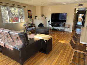 TV, fireplace - Walking distance with AC and hot tub (Santa Fe)