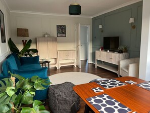Living area - Modern Classic 2 Bed Apartment Near Graves Park (Sheffield)