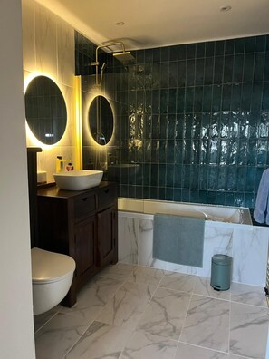 Hair dryer, towels, soap, toilet paper - Modern Classic 2 Bed Apartment Near Graves Park (Sheffield)