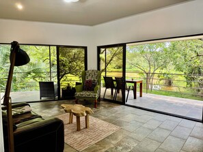 Smart TV - NATURE PURE: New bungalow with its own lake - private, quiet! Beach 10 min. (San Francisco de Coyote)