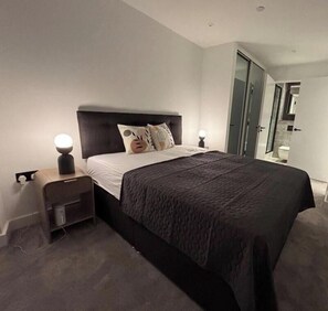 Iron/ironing board, WiFi, bed sheets - Elegant Skyline Apartment with Exclusive Amenities in the Heart of M3 (Manchester)