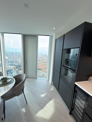 Private kitchen - Elegant Skyline Apartment with Exclusive Amenities in the Heart of M3 (Manchester)