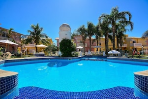 Villa | Piscina | Una piscina al aire libre