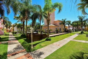 Villa | Property grounds - Casa Elegante a 100 metros do Mar (Governador Celso Ramos)