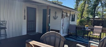 Cozy 2-bedroom renovated mobile home in serene Steinhatchee with Back Patio