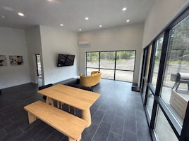 Cabana premium, vista para a montanha | Área de estar | TV de tela plana 75 polegadas com canais digitais, TV