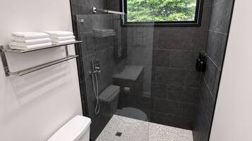 Chalet rustique Prestige, vue sur la montagne | Salle de bain | Séchoir à cheveux, serviettes fournies, savon, shampooing
