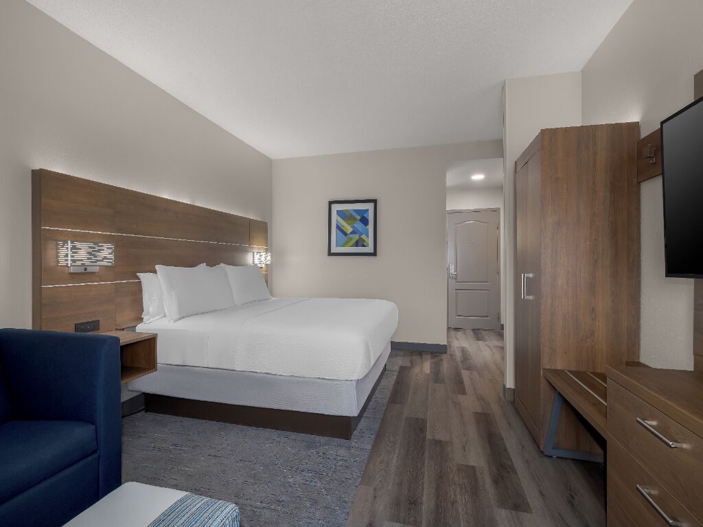 2 Spacious Rooms W/ Outdoor Pool Access & Free Parking | Myrtle Beach -2.6 Miles - Myrtle Beach, SC