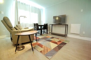 Living area - The Orbit-In - Chill, snooze and wake up ready in your safe, cozy 1 bedroom Apt (Huntsville)
