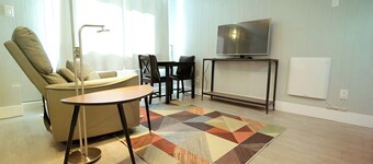 The Orbit-In - Chill, snooze and wake up ready in your safe, cozy 1 bedroom Apt
