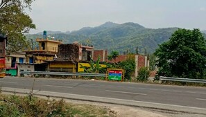Una strada con edifici sui lati, inclusa una targa.