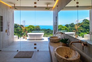 Shower, hair dryer, towels, soap - Miramar Tres Hermanas, Luxury Ocean-View Home (Uvita)