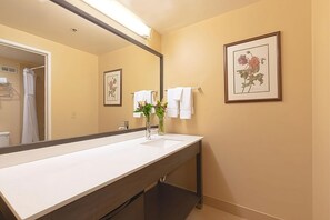 Bathroom - Two Queen Size Beds | Breakfast Included | Free Parking (Wenatchee)