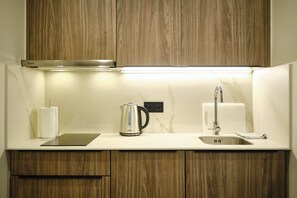 Een magnetron, een kookplaat, een vaatwasser