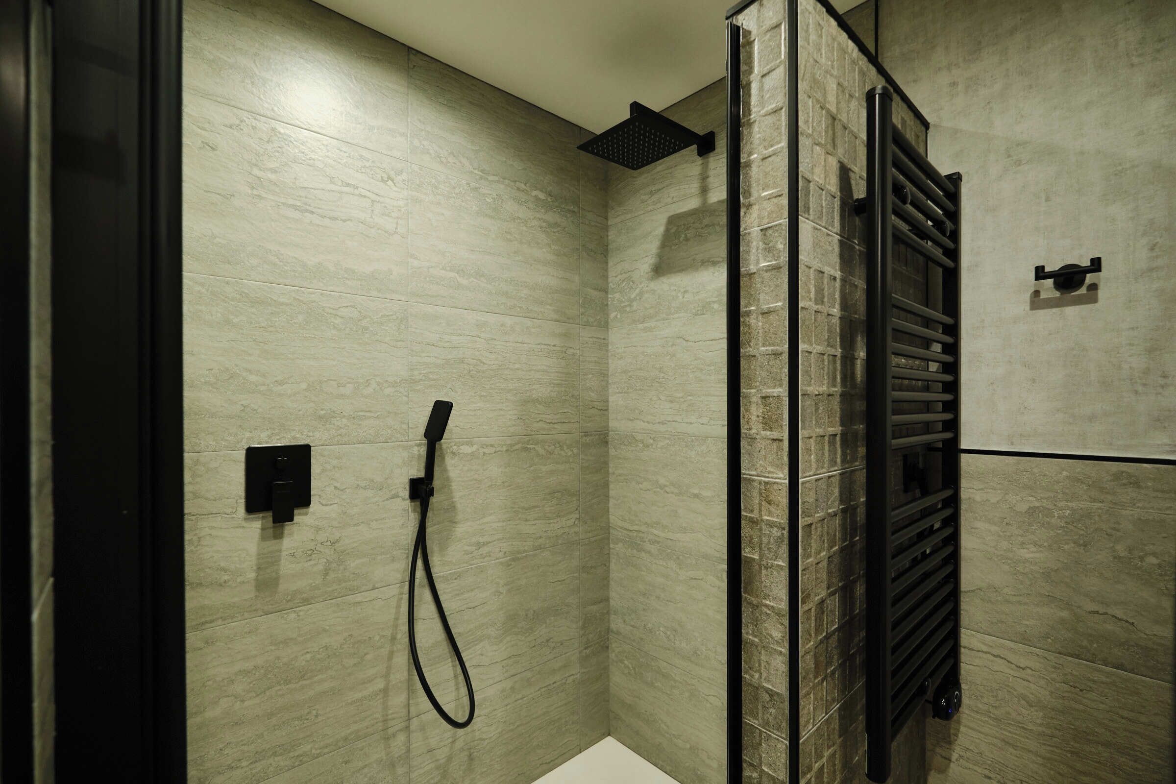 Een douche, een haardroger, handdoeken, zeep