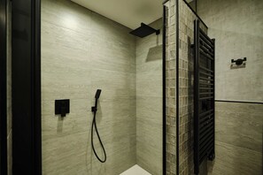Een douche, een haardroger, handdoeken, zeep