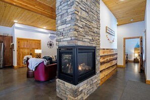 Interior - Custom Enchantment Lodges - Large Groups - Hot Tub - Downtown Leavenworth WA (Leavenworth)