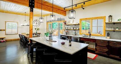 Custom Enchantment Lodges - Large Groups - Hot Tub - Downtown Leavenworth WA