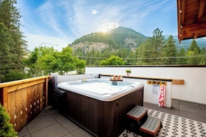 Un bain à remous sur un balcon avec vue sur les montagnes.